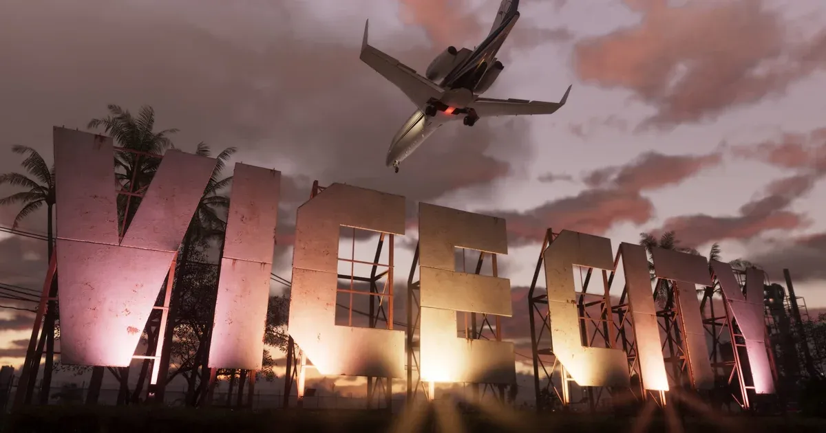 Das leuchtende Vice-City-Schild in der Abenddämmerung in GTA 6, mit einem anfliegenden Flugzeug darüber